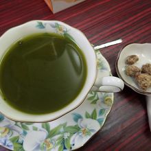 桑の葉茶３００円。黒糖も添えられる