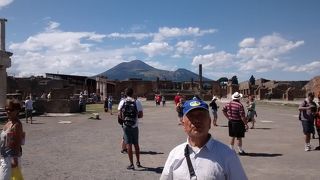 特にフォロの広場からはヴェスーヴィオ火山の雄大な景色が、さらにはっきり見えました。