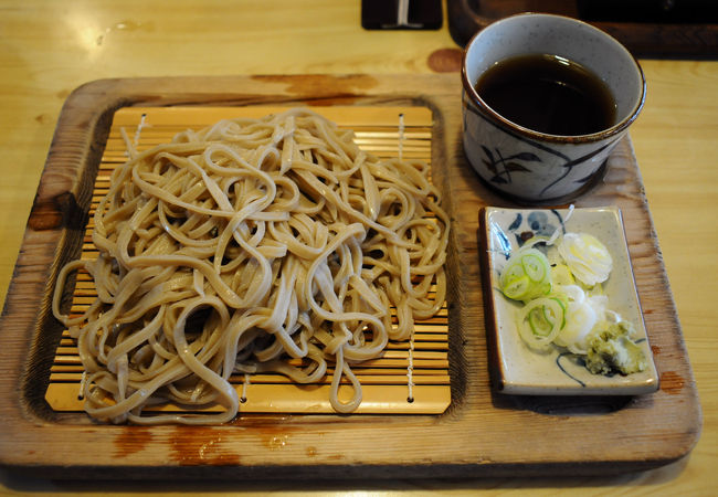 温泉街の素朴な蕎麦屋