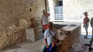 目抜き通りのアッポンダンツァ通りの中心にあります