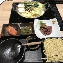 馬刺しのタタキが付いたもつ鍋御膳をいただきました。