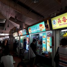 なかには行列ができる店も