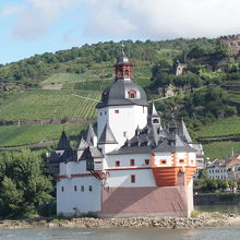 真っ白なかわいい城です