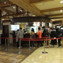 １８：３０。まだこの行列。