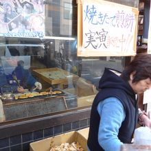 ガラス越しにお煎餅を焼いているのが見えます