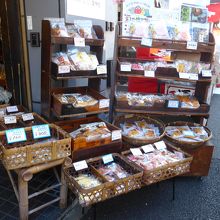 いろんな種類のお煎餅が並んでいます