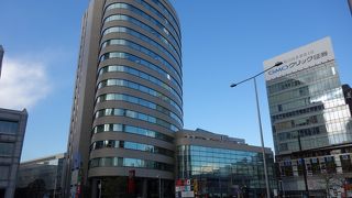 丸っこい形のビル