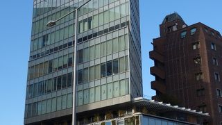 バラエティー豊かな飲食店が集まる