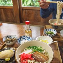 雰囲気、うどん、総菜、全て良いお味でした