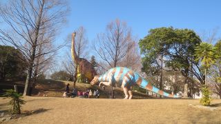 大きな恐竜のオブジェがあります