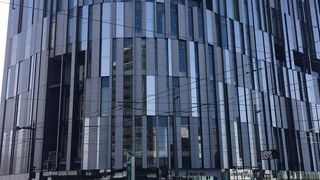 富山市ガラス美術館と富山市立図書館館も併設