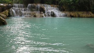 滝つぼで泳ぐには水が冷たいです