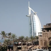 超高級ホテルのBurj Al Arab Jumeiraを背景に写真が撮るには、いいスポットです