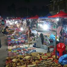 ナイトマーケットは見て歩くのが楽しい