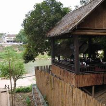 ナムカーン川の対岸にはのんびりできるカフェがあります