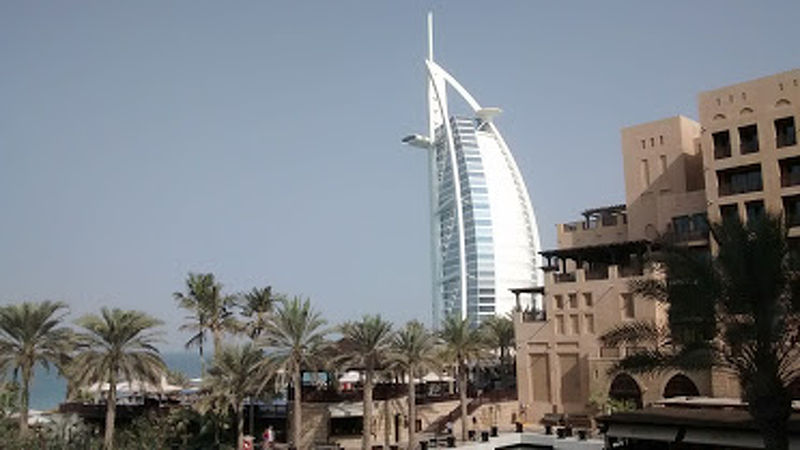 超高級ホテルのBurj Al Arab Jumeiraを背景に写真が撮るには、いいスポットです