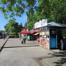 行き先ごとに、切符売り場が並んでいます