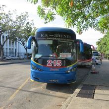 国境越えバスは、大型で豪華な車体