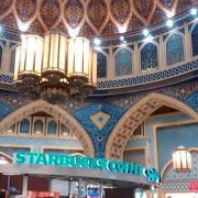 「世界一美しいスタバ」と言われるだけあり、イスラム風デザインがモダンでかつ伝統的!