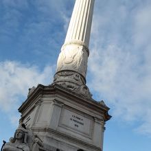 銅像がそびえ立つ