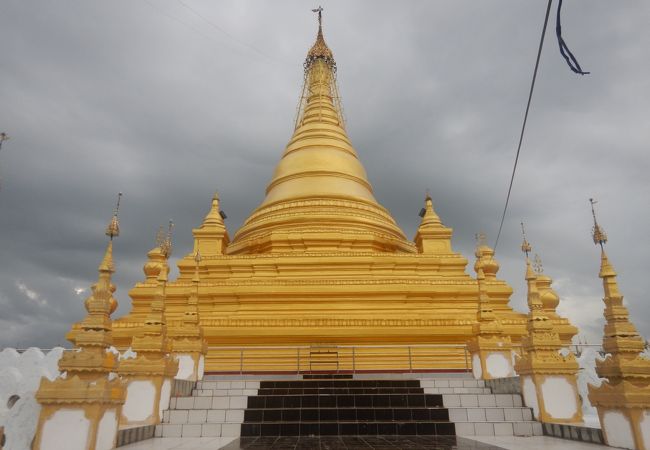 たくさんの小仏塔が建っているパゴタ