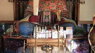 特大のえんまさまが祀られている