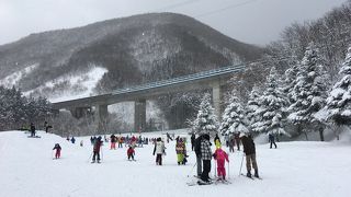 高速道路と交差するスキー場