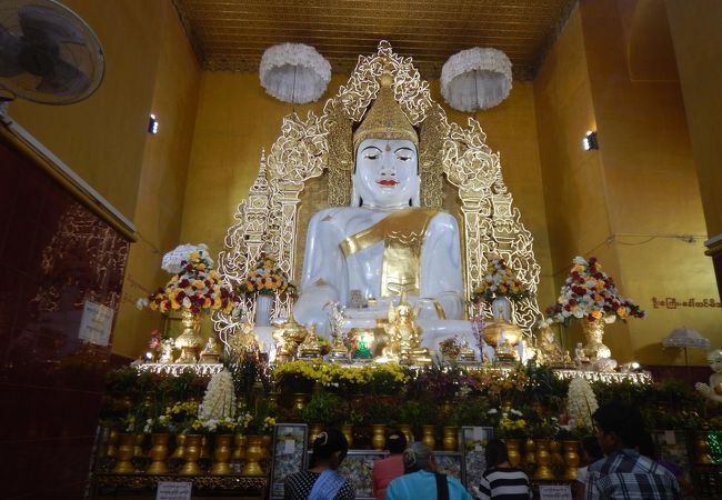 大理石でできた大きな仏像があるパゴタ