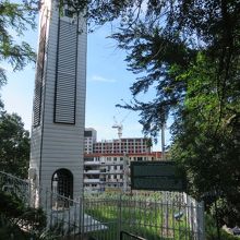 近づいても、このサイズ。中に入れませんし。