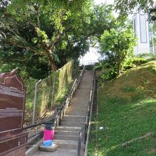 下から上がるときは、この階段で