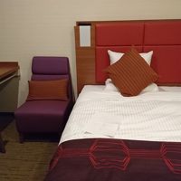 まずまずの広さのお部屋とベッド