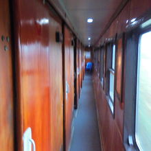 鉄道の車内。通路は狭いですが情緒たっぷり。