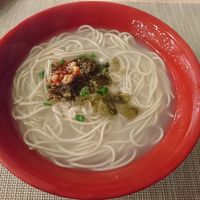 朝食の麺、味はお好みで要調節