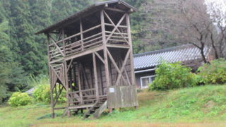 空き地に建っています