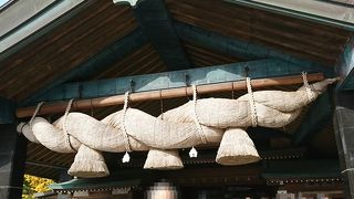 巨大な大しめ縄