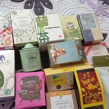 国内外で収集の自宅カフェ用の一部。ピンクの箱が林百貨店