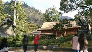 銅鳥居の手前に