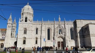 繊細な彫刻が美しい