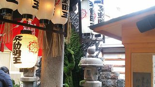 街中に突如現れます