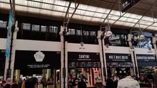 巨大フードコート