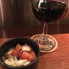 お通しのタコとワイン
