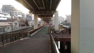 首都高7号線下の公園