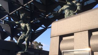 入口の彫刻が迫力満点