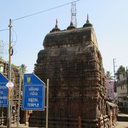 普通の市街地の中にふと現れる寺院跡「バイタール寺院」