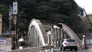 どっしりとした古めかしいアーチ型の橋です。