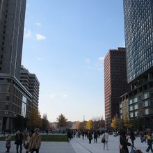 東京駅丸の内側から行幸通り皇居方向