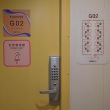 入り口は鍵付きです。