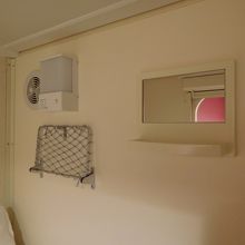 ベッドの壁に小さいミラーがありました。