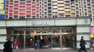 外観はモダンな昔ながらのビル