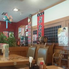 レジ付近。店員を呼ぶボタンがレジにないのが不便でした。